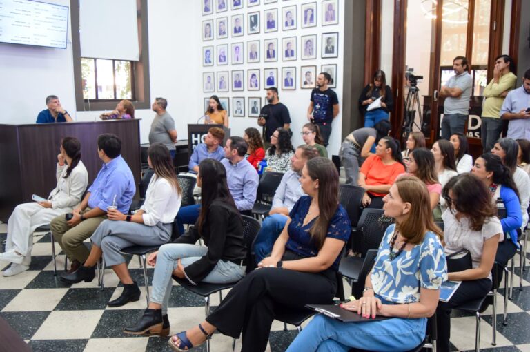 Con grandes expectativas, se realizó en el Concejo Deliberante posadeño el sorteo de bancas para el Parlamento municipal de la Mujer 2024 imagen-48