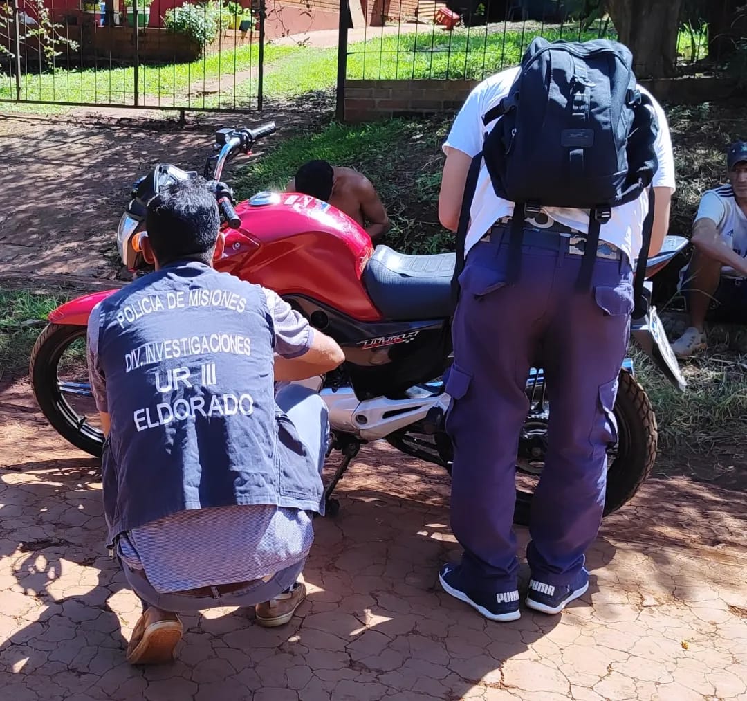 Arrestaron a un delincuente por hurtar en un Caps y recuperaron una moto robada en Buenos Aires imagen-2