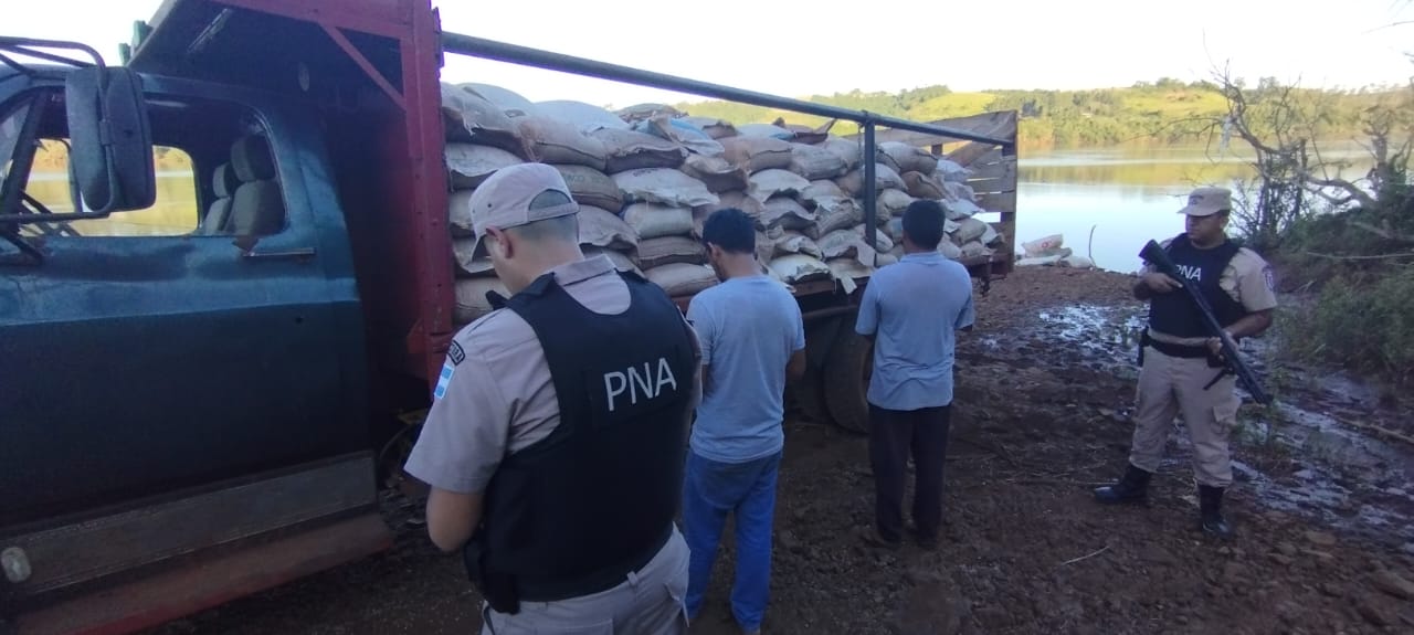 Prefectura secuestró más de 8 toneladas de soja en El Soberbio imagen-4