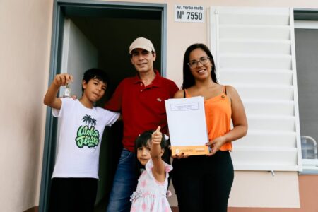 Passalacqua celebró la entrega de 88 viviendas en barrio Itaembé Guazú y compartió la alegría con una de familias beneficiadas imagen-6