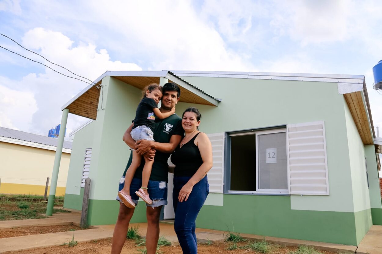 Passalacqua celebró la entrega de 88 viviendas en barrio Itaembé Guazú y compartió la alegría con una de familias beneficiadas imagen-2