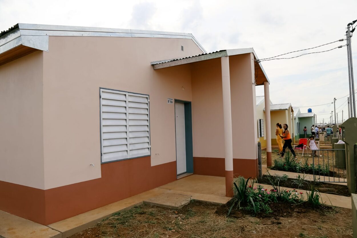 Passalacqua celebró la entrega de 88 viviendas en barrio Itaembé Guazú y compartió la alegría con una de familias beneficiadas imagen-8