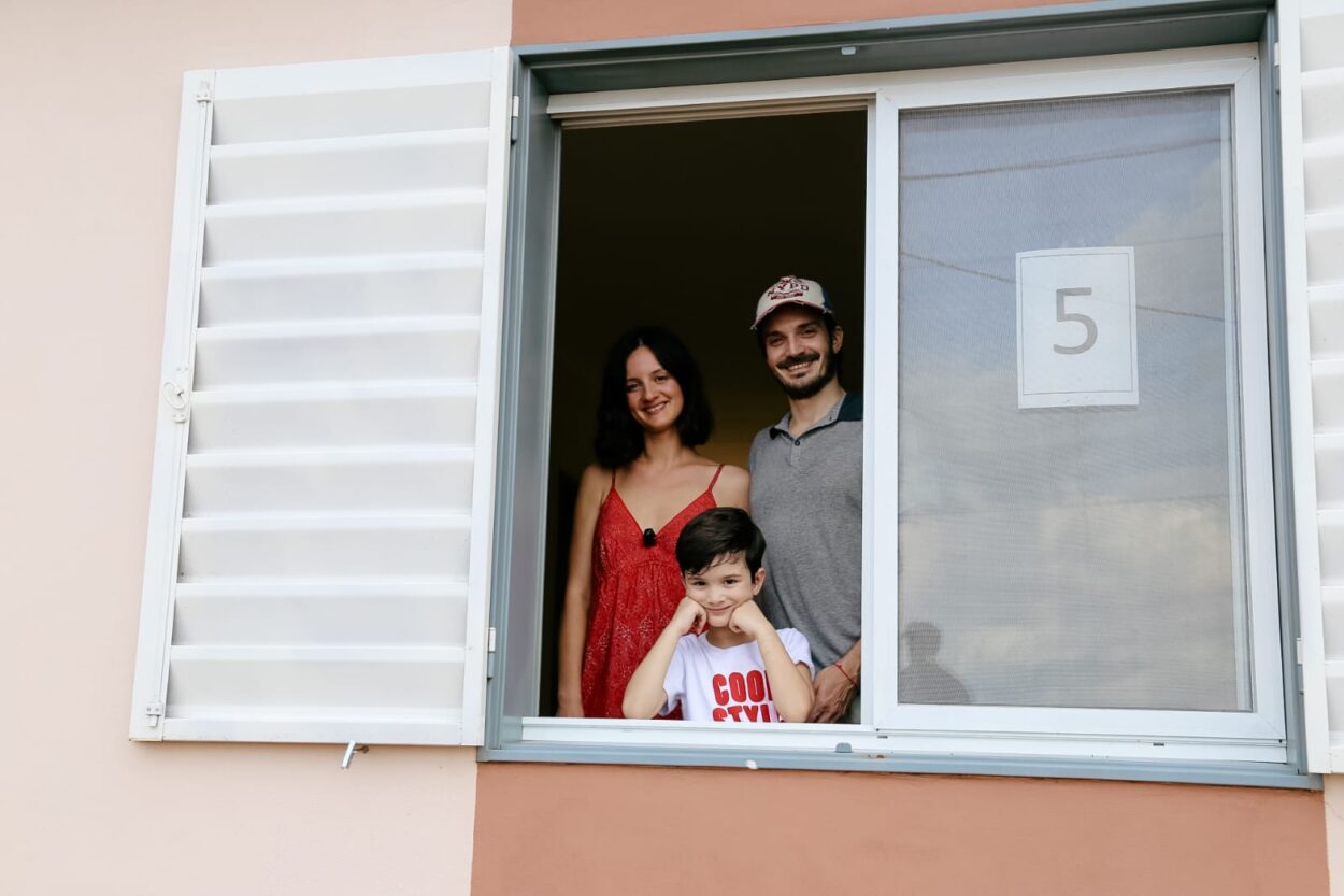 Passalacqua celebró la entrega de 88 viviendas en barrio Itaembé Guazú y compartió la alegría con una de familias beneficiadas imagen-4