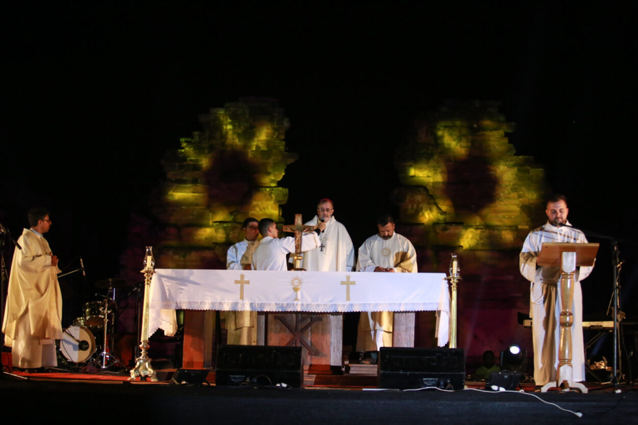 El Gobernador Passalacqua compartió con miles de feligreses la Misa Popular de las Misiones en San Ignacio imagen-10