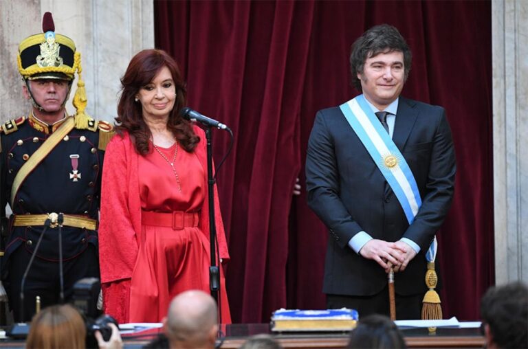 Cristina Kirchner contra Javier Milei por suba de sueldo: "¿Usted lee lo que firma, no?" imagen-43