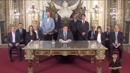 Oficial: Milei dio marcha atrás con el aumento del 48% para él y sus ministros imagen-10