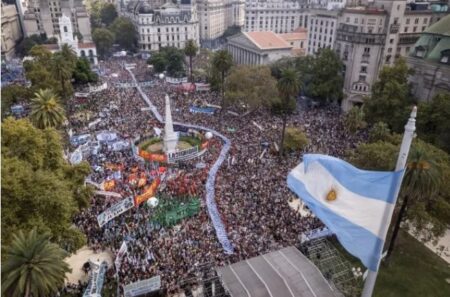 Una multitud colmó la Plaza de Mayo en el Día de la Memoria: "Reclamamos una ley contra el negacionismo" imagen-5