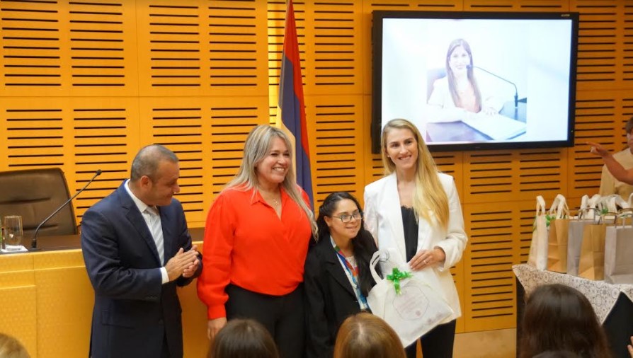 Tradición legislativa: Distinguen a misioneras en el lanzamiento del Parlamento de la Mujer 2024 imagen-6