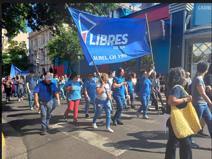 24M: Al grito de "¡la Patria no se Vende!" organizaciones sociales marcharon por calles de Posadas imagen-2