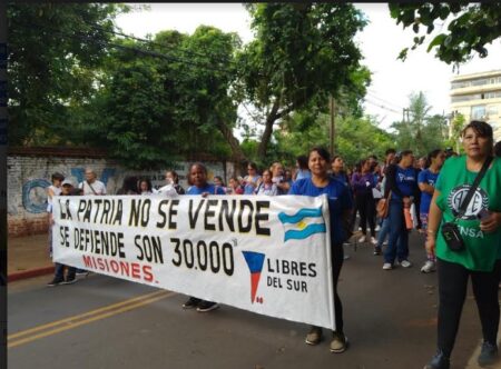 24M: Al grito de "¡la Patria no se Vende!" organizaciones sociales marcharon por calles de Posadas imagen-8