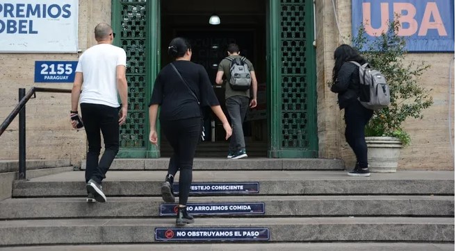 Docentes universitarios anunciaron un paro nacional para el 14 de marzo por el ajuste de Javier Milei imagen-37