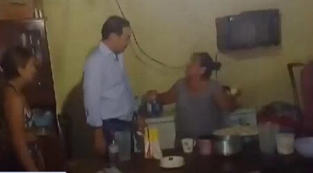 Corrientes: afectados por el temporal del domingo increparon al gobernador Valdés cuando visitaba un comedor imagen-1