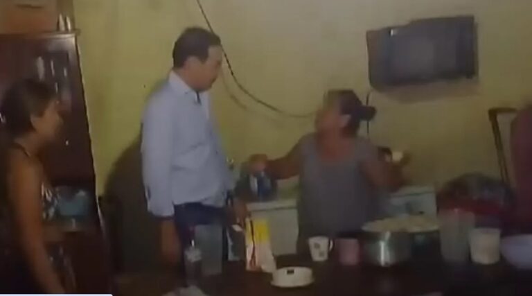 Corrientes: afectados por el temporal del domingo increparon al gobernador Valdés cuando visitaba un comedor imagen-43