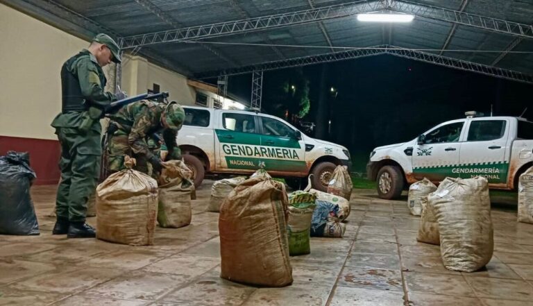 Arrojan más de 433 kilos de marihuana desde una embarcación imagen-5