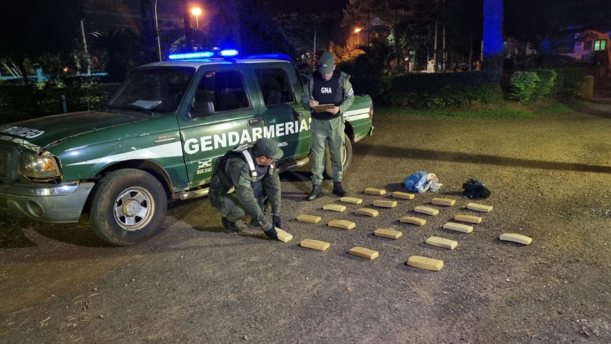 Abandonaron una bolsa con más de 18 kilos de marihuana sobre la costa del río Paraná imagen-2