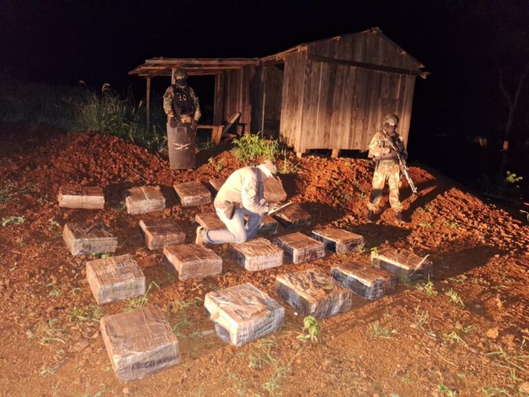 El seguimiento controlado de una camioneta resultó en el hallazgo de más de 650 kilos de marihuana imagen-36