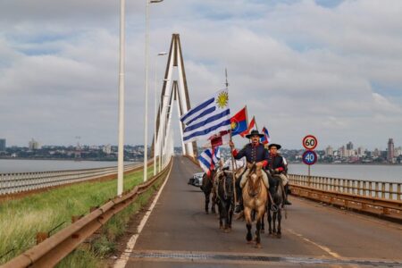 Siguiendo el "camino de Artigas", jinetes uruguayos llegan a Paraguay a través del puente San Roque González y son declarados Ciudadanos Ilustres de Encarnación imagen-1