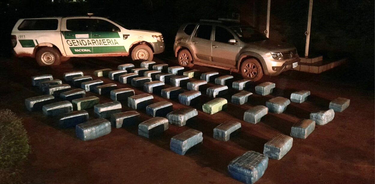 Gendarmería halló un vehículo robado y abandonado con más de 500 kilos de cogollos de marihuana imagen-2