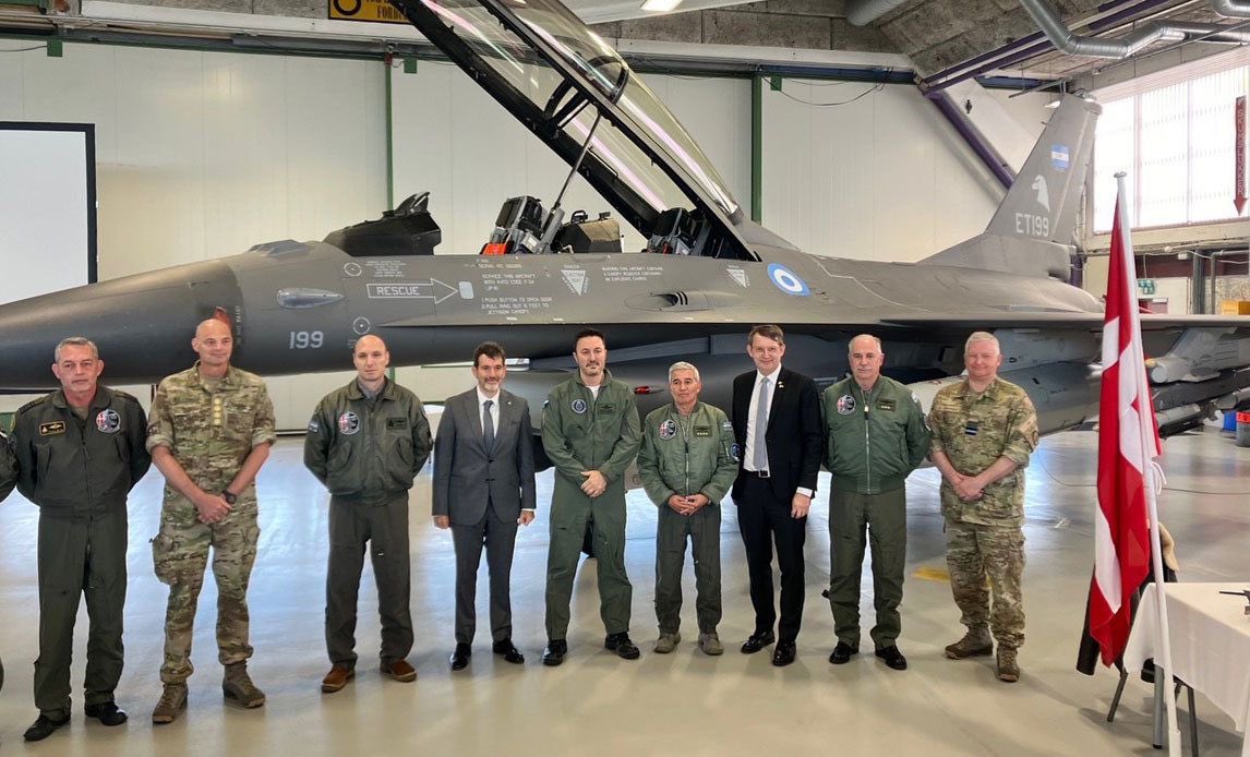 “Es la compra militar más importante desde la vuelta a la democracia”, dijo Petri tras firmar en Dinamarca el acuerdo por los aviones F-16 imagen-2