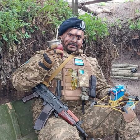 El cineasta posadeño que vendia chipa en la Torre Eiffel, ahora maneja drones de guerra en Ucrania y motiva a los soldados con mate: “Es todo muy precario” imagen-7