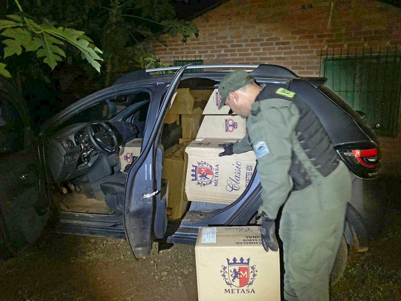 Gendarmería secuestró dos vehículos robados y cargados con 27 mil paquetes de cigarrillos imagen-2
