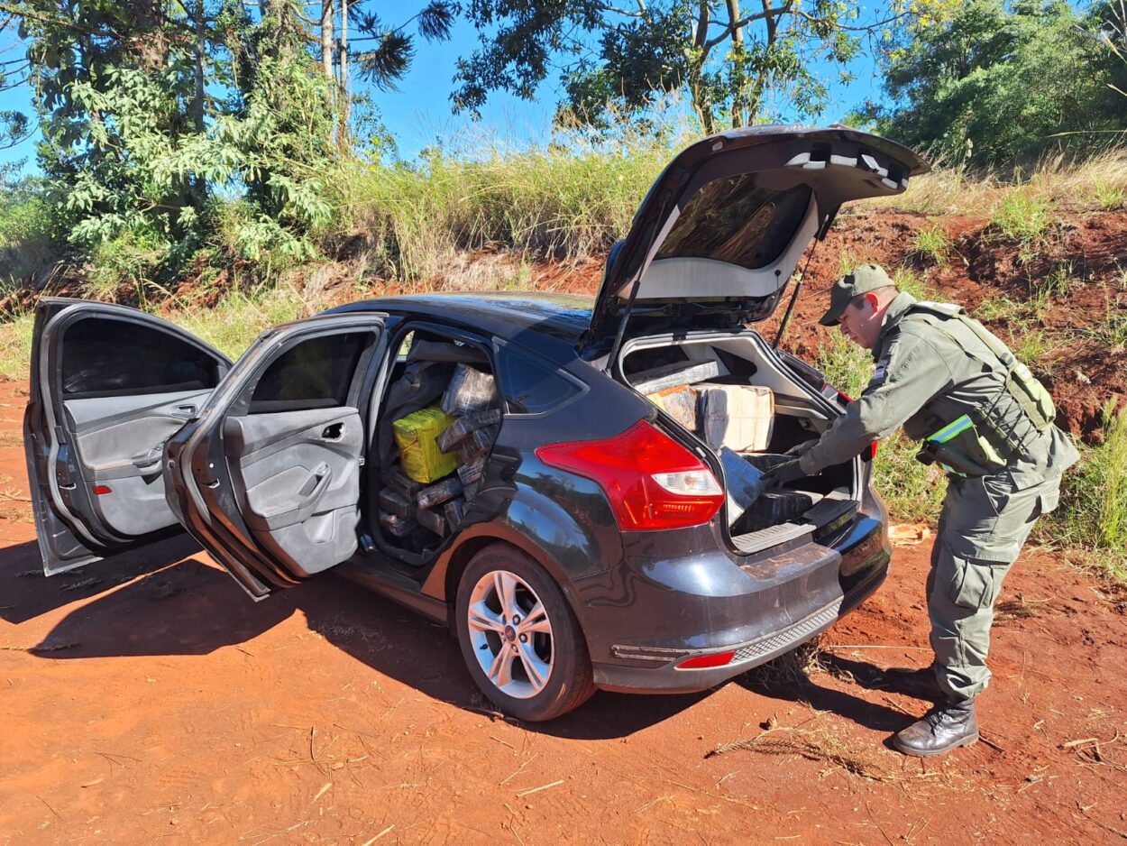Gendarmería halló un vehículo abandonado con más de 1.000 paquetes de marihuana imagen-8