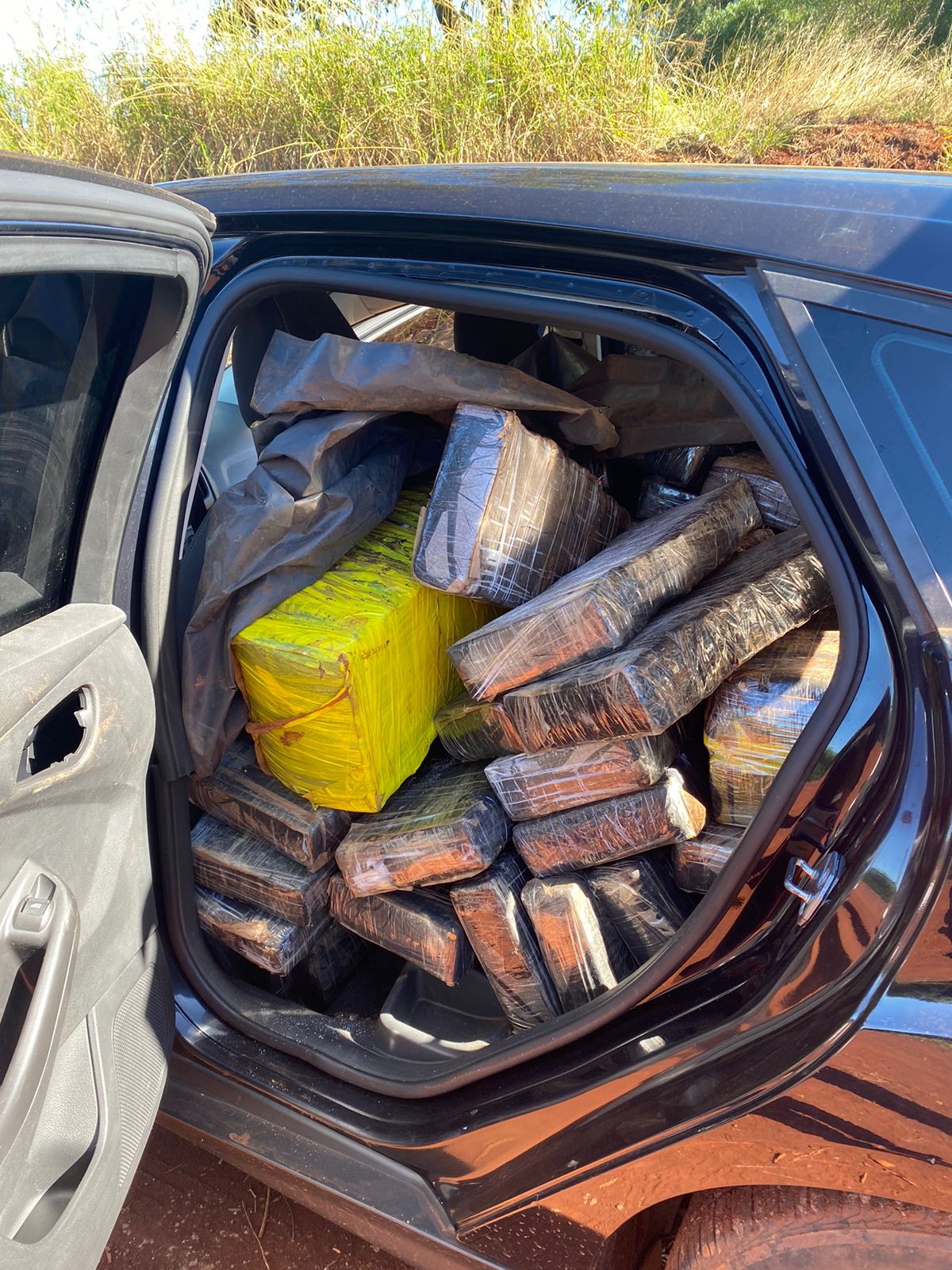 Gendarmería halló un vehículo abandonado con más de 1.000 paquetes de marihuana imagen-6