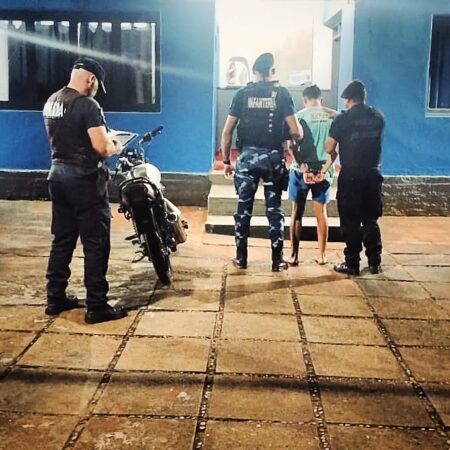 Seguridad de fronteras: arrestaron a un hombre a bordo de una moto robada en Brasil imagen-8
