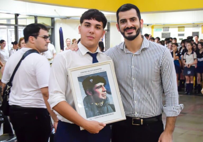 Jair Dib acompañó iniciativa estudiantil en homenaje a Veteranos y Caídos en la guerra de Malvinas imagen-30