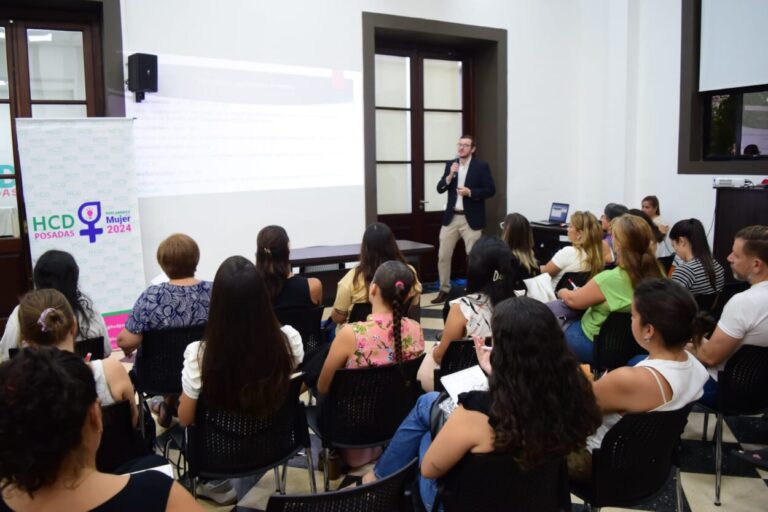 Un espacio conquistado: mujeres se capacitan en el HCD para participar de su parlamento imagen-18