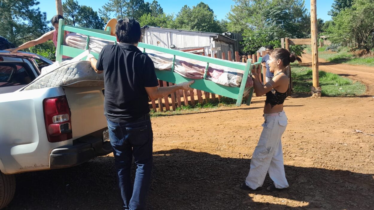 Sábado solidario: "Ayudar al que necesita vale y mucho", destacan en entrega de elementos varios en barrio de Posadas imagen-2