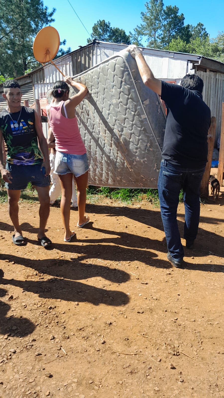 Sábado solidario: "Ayudar al que necesita vale y mucho", destacan en entrega de elementos varios en barrio de Posadas imagen-10