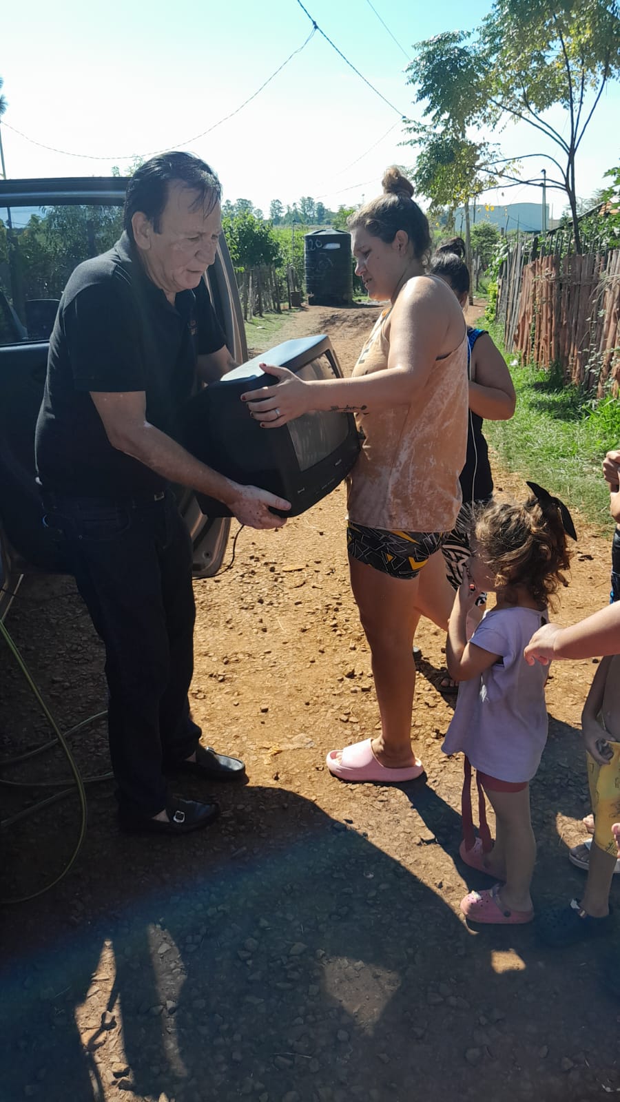 Sábado solidario: "Ayudar al que necesita vale y mucho", destacan en entrega de elementos varios en barrio de Posadas imagen-8