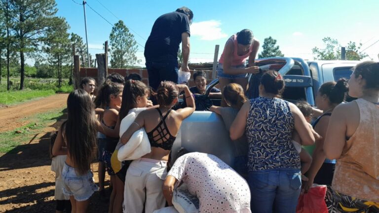 Sábado solidario: "Ayudar al que necesita vale y mucho", destacan en entrega de elementos varios en barrio de Posadas imagen-6