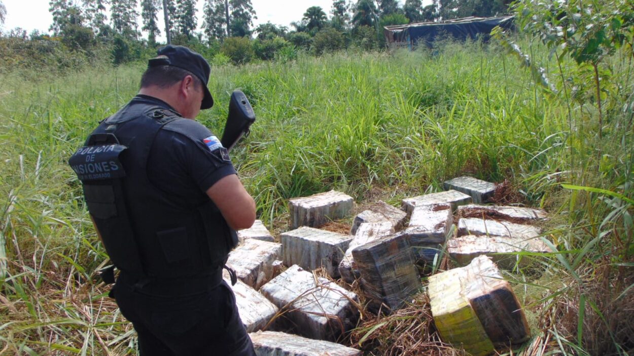Policías detectaron un punto de intercambio narco y secuestraron millonario cargamento de marihuana imagen-6