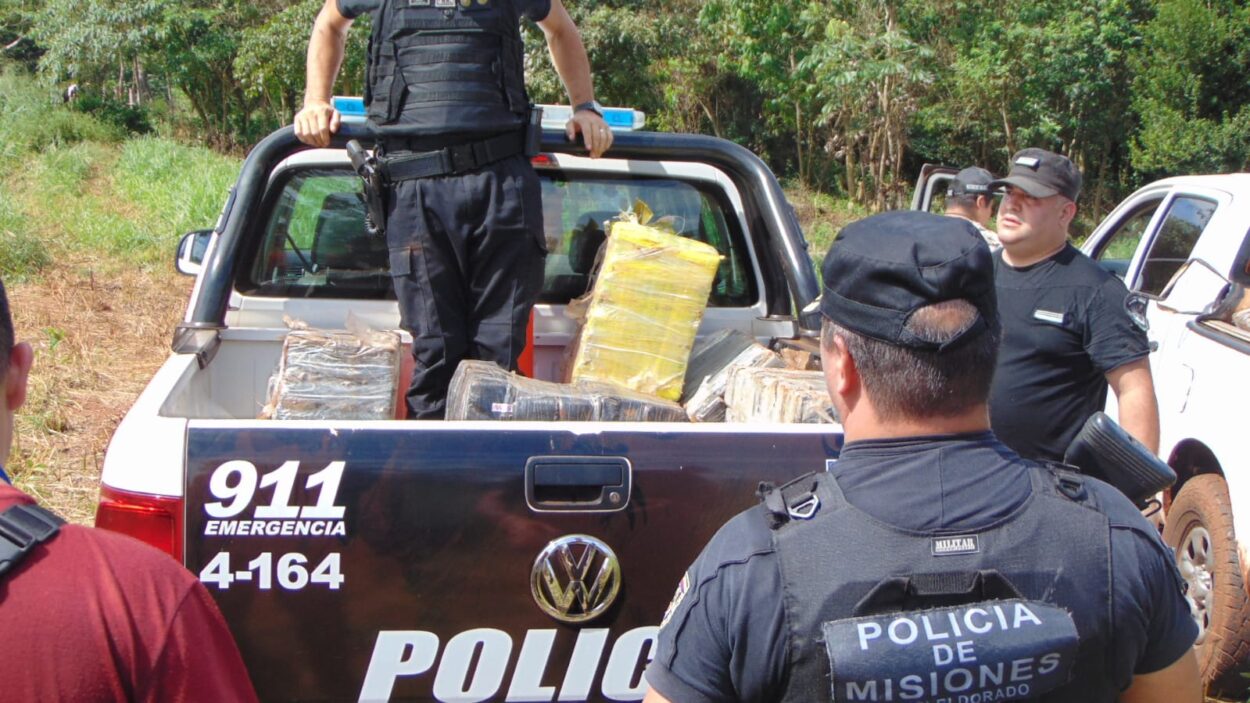 Policías detectaron un punto de intercambio narco y secuestraron millonario cargamento de marihuana imagen-8