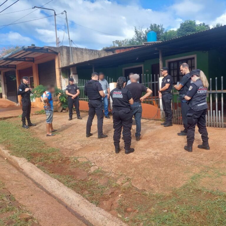 La policía allanó la casa del abuelo que habría herido de un disparo a su nieto imagen-6