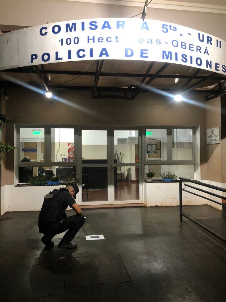 Las cámaras de seguridad de una cancha de fútbol registraron a un menor robando un celular imagen-2