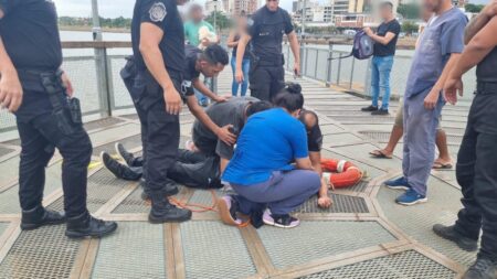 Policías rescataron a un hombre de las aguas del Río Paraná imagen-4