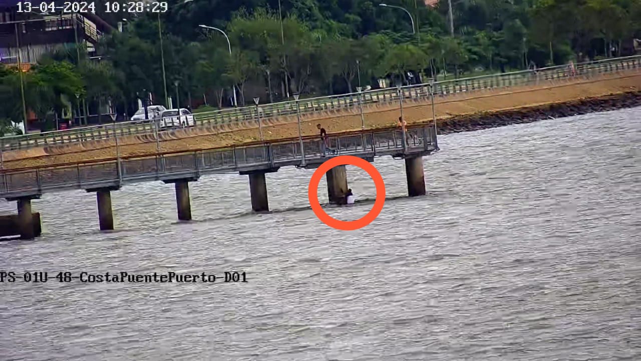 Policías rescataron a un hombre de las aguas del Río Paraná imagen-2