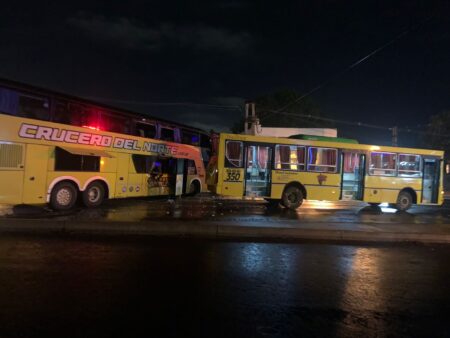 Colisión entre ómnibus en Quaranta y Jauretche dejó varios lesionados imagen-8