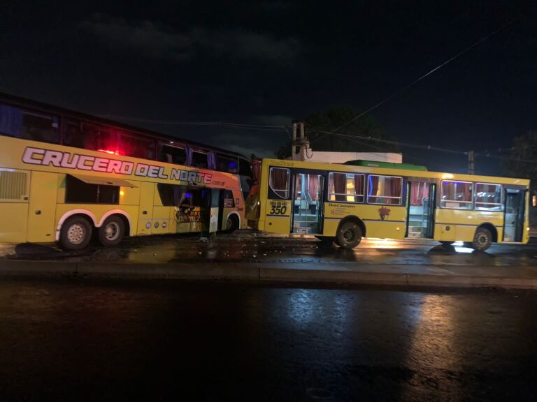 Colisión entre ómnibus en Quaranta y Jauretche dejó varios lesionados imagen-5