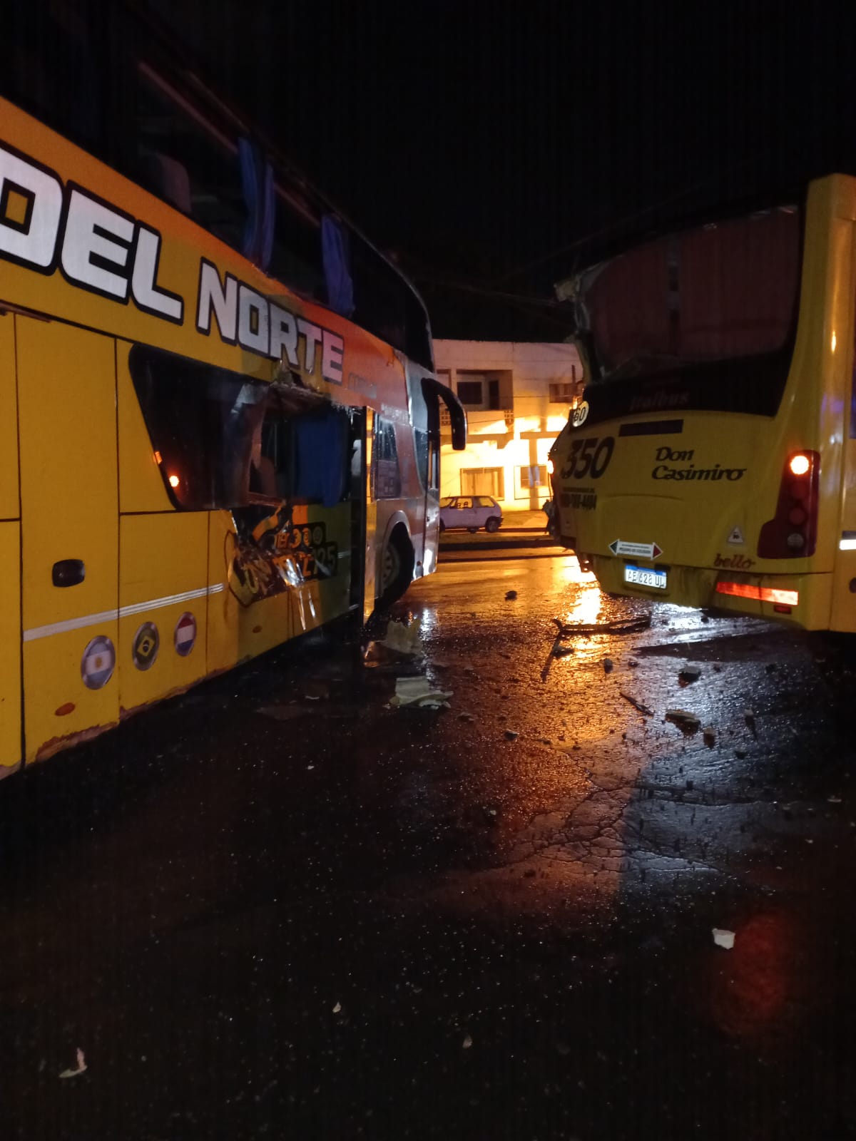Colisión entre ómnibus en Quaranta y Jauretche dejó varios lesionados imagen-4