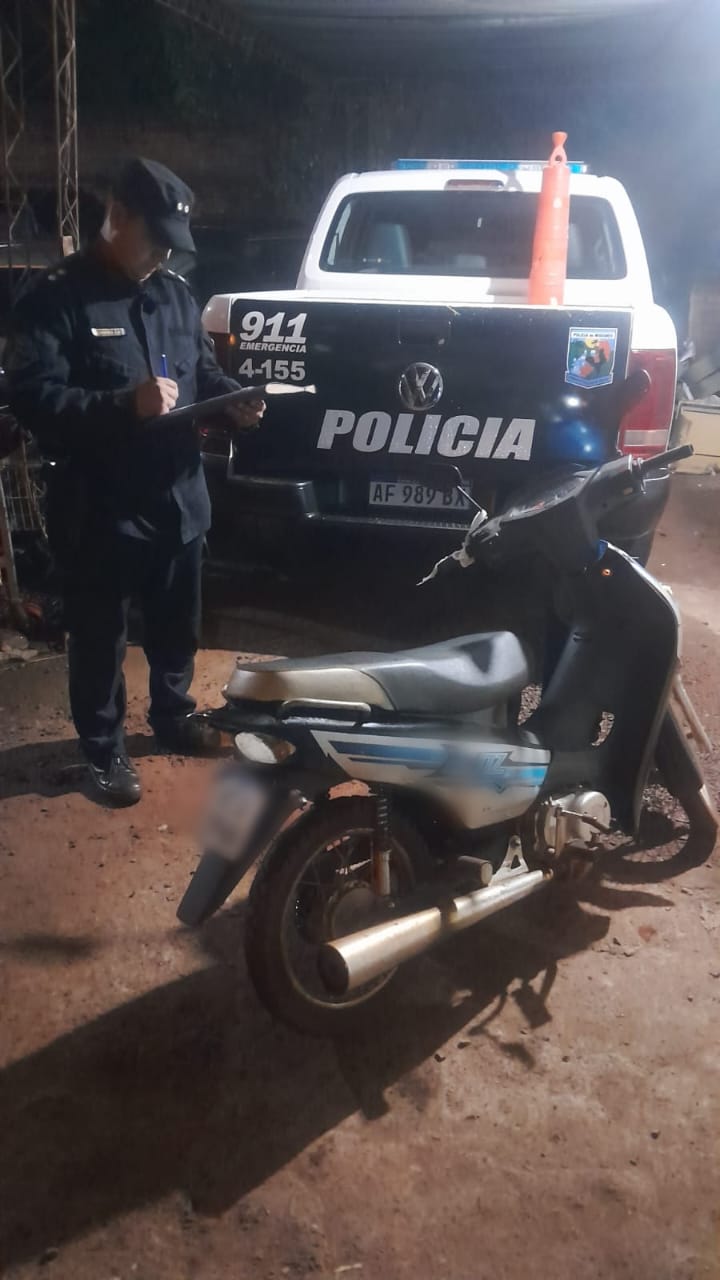 Oberá: una motociclista ocasionó disturbios e intentó agredir a un policía, terminó detenida imagen-2