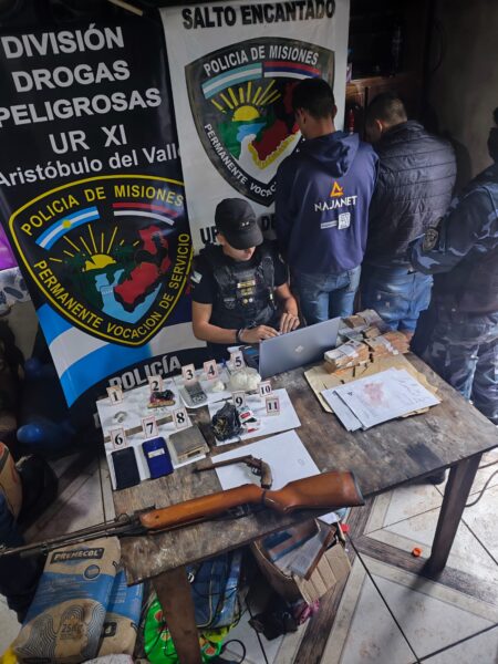 Policías allanaron un punto de venta de drogas en Salto Encantado imagen-4