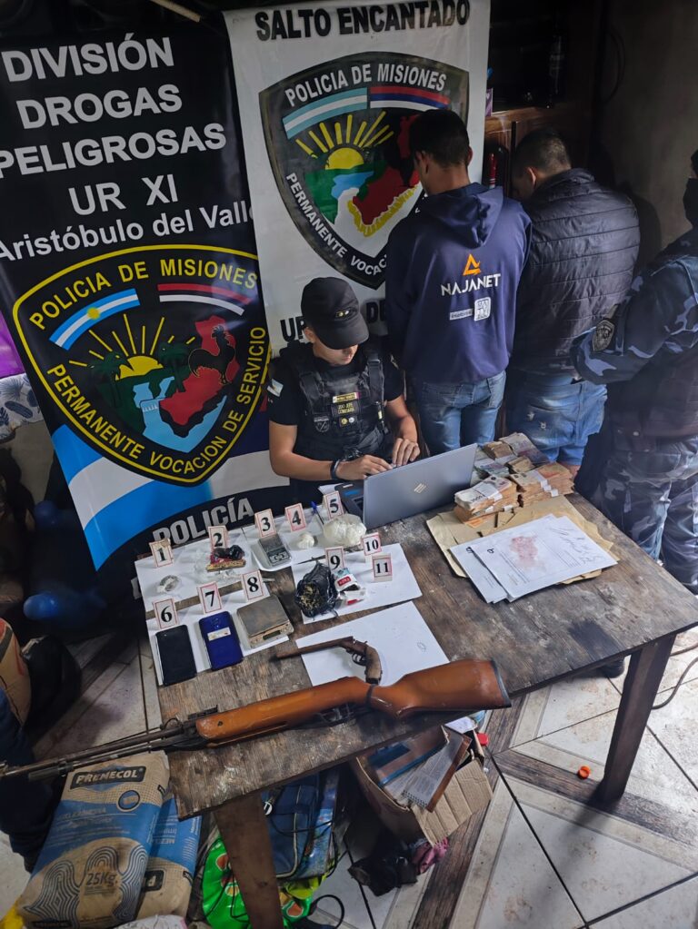 Policías allanaron un punto de venta de drogas en Salto Encantado imagen-2