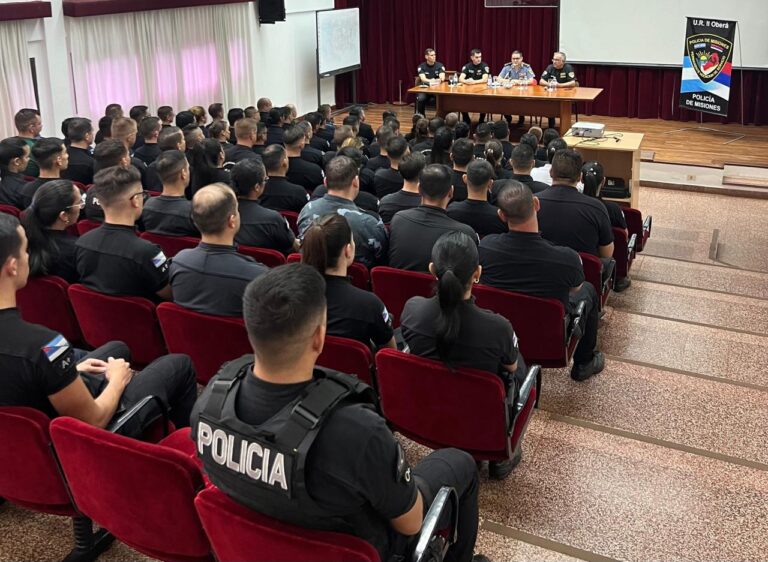 El Jefe de la Policía de Misiones escuchó las inquitides del personal policial de la UR II Oberá imagen-35