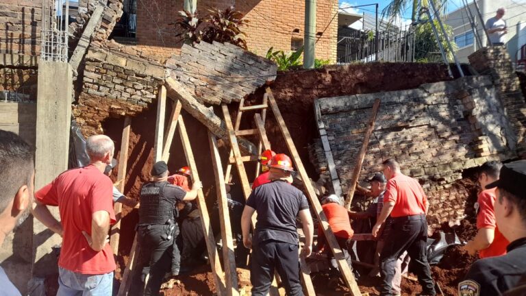 Policías y bomberos rescataron con vida a un albañil tras el derrumbe de una obra imagen-28