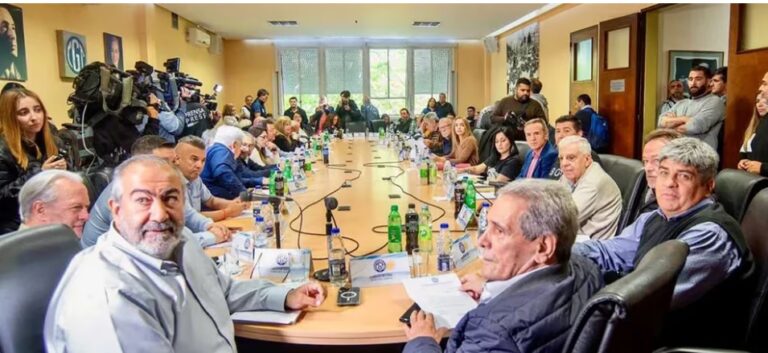 El Gobierno tendrá este miércoles la primera reunión oficial con la CGT: los temas en agenda El Gobierno tendrá este miércoles la primera reunión oficial con la CGT: los temas en agenda imagen-1