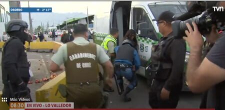 Una mujer le quitó el arma a un guardia y disparó contra otro mientras la TV transmitía en vivo en un mercado de Chile imagen-10